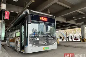 应对商圈客流，武汉部分公交线路加密车次图片