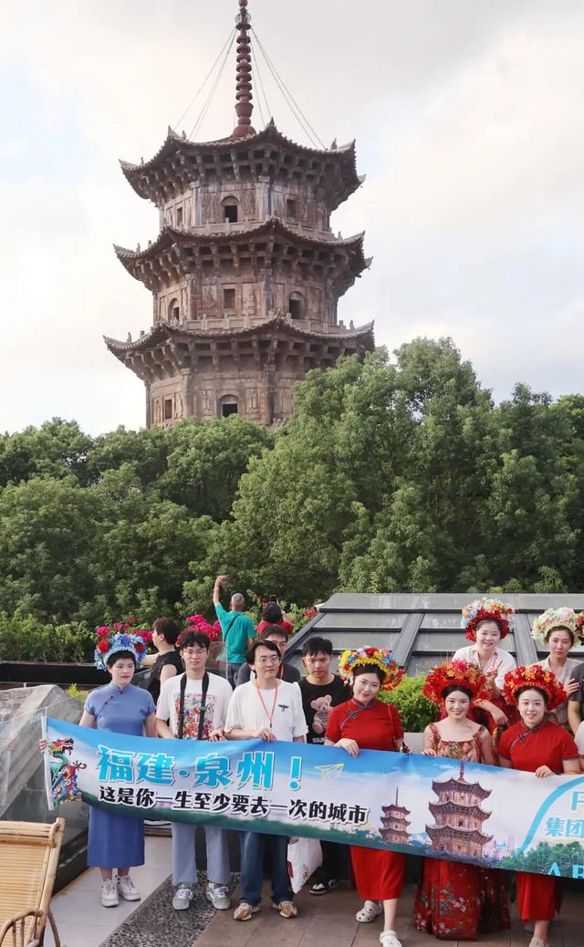 氛围拉满！古城刷屏了，最美中国红！