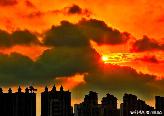 暴雨过后，夕阳绘就绝美画卷