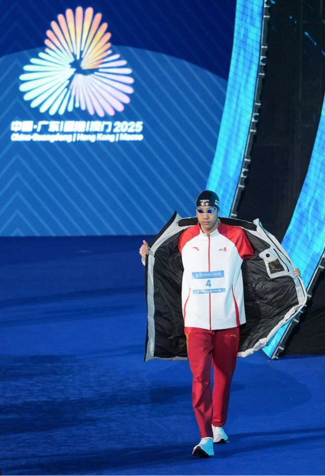 十五运泳池上演“神仙打架”，18岁张展硕再力压孙杨潘展乐，这匹黑马憋了多少大招？