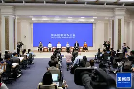 国新办举行“新征程上的奋斗者”中外记者见面会围绕“弘扬自强精神 凝聚奋进力量”与中外记者见面交流图片