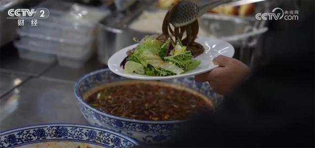 提供早餐、开放机关食堂、增开临时停车场……各地“多点发力”保障游客体验