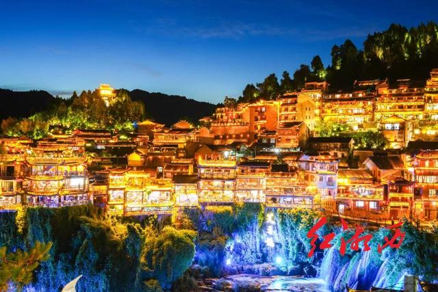 芙蓉镇，凭什么全球出圈？