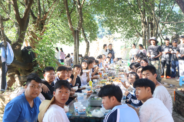 搭土灶、煮炊锅……红河州这两所学校徒步秋游野炊火了