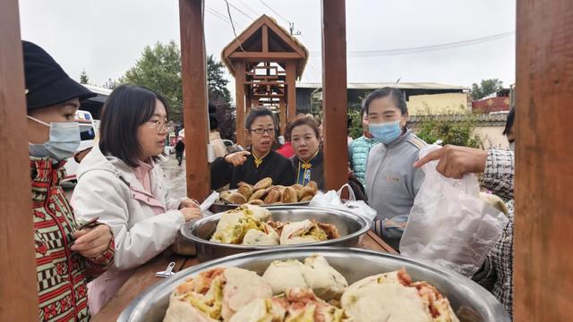 雨伴骑行绘乡景 丰收欢歌满城中