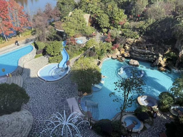 百灵温泉:沉浸式“湖景+药浴”康养