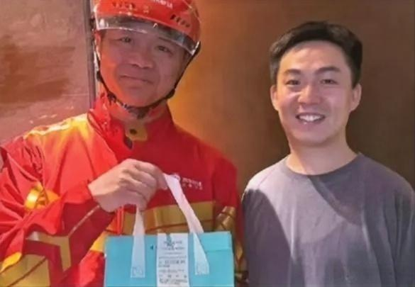 刘强东拿下大单，奶茶妹妹惊艳现身，京东要起飞了