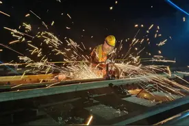 铁路工务人“夜战” 提前为“暑运”畅通保驾护航图片