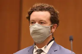 演员丹尼·马斯特森因性侵被判刑，受害人指遭山达基威胁图片