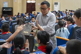 砖茶制作技艺、赛龙舟、传统礼乐…… 咸宁：非遗进校园，文化润童心图片