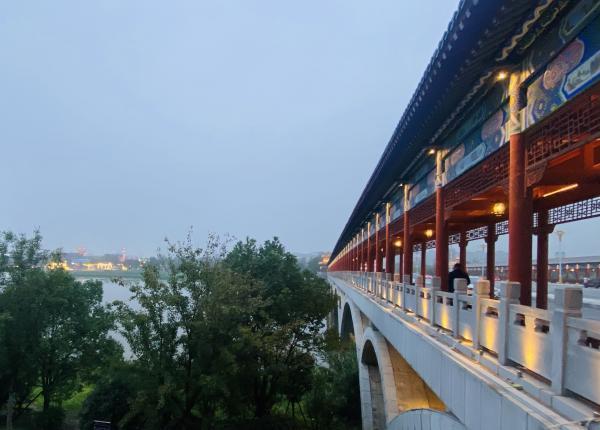 节日家门悠闲游 “红”桥秋水荡轻舟