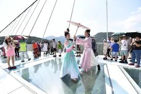 张家界大峡谷：外国游客穿汉服体验七夕图片