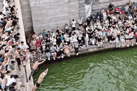 突然爆火，每天挤满人！120消防随时待命，医生紧急提醒图片