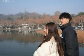 打卡白蛇传丨她在笑，他记录，走上断桥这对00后小情侣“发糖”图片