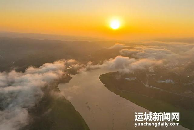 雨洗河东千峰翠　云裁运城万缕纱