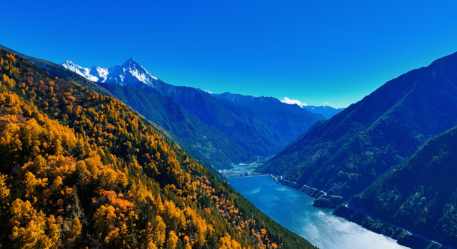深秋甘孜：雪山彩林铺就的高原情书