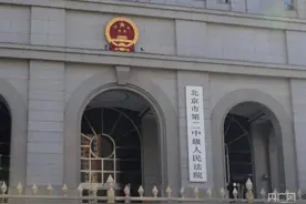 小伙游泳入水撞碎瓷砖受伤 主审法官回应为何判游泳馆无过错图片