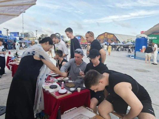 金沙滩啤酒城里的青岛西海岸文旅特色展区，吸睛无数！