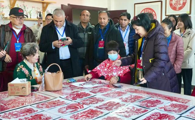 在采风中感受克拉玛依发展脉搏——“相聚油城·乐享游城·魅力友城”国际文化传播活动参访侧记