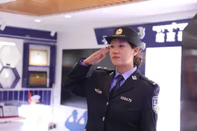 066171归队！7年后女儿继承牺牲父亲警号图片