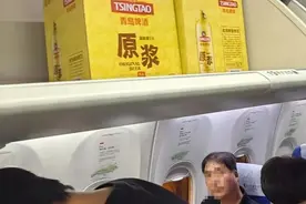韩国人来华旅游爱逛大润发，人手一提青岛原浆，边炫山楂糖葫芦边说“好吃”图片