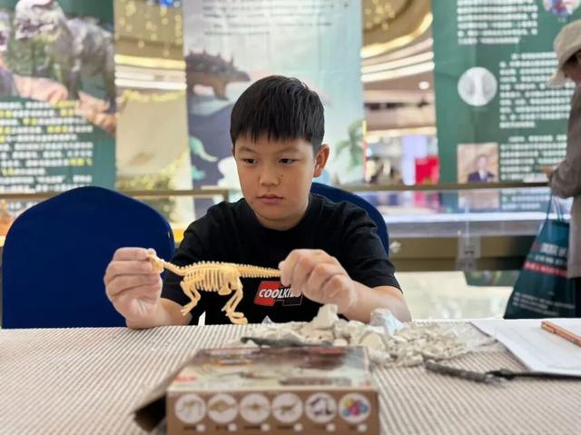 纷纷打卡！国庆首日，“恐龙展”走进商圈