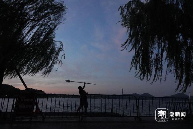 今晨绝美朝霞 ，断桥上都是人，热浪未起的西湖已“沸腾”