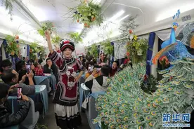 花开四季 “香”约云南｜云南鲜花扮靓春运列车 回家的路一路芬芳图片