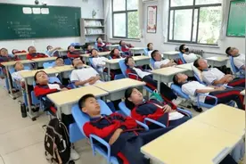 淄博这所中学500余学生午休“趴睡”改“躺睡”图片