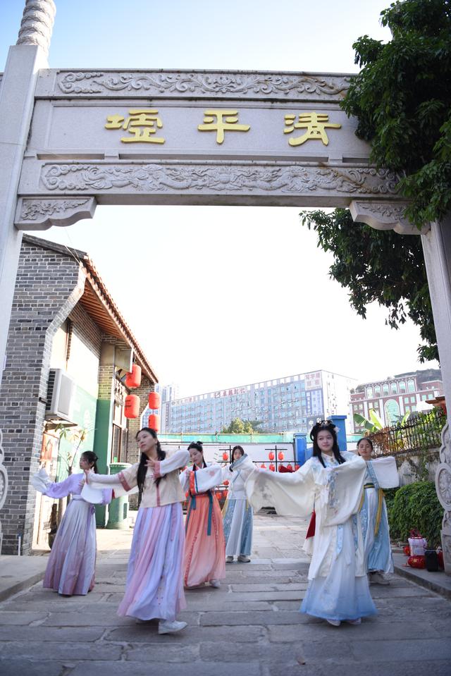 寻迹古墟，漫行青春！新桥街道Citywalk让历史与年轻面孔生动相遇