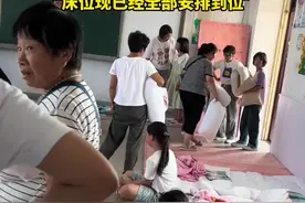 河南卫辉一小学学生打地铺午休？教育局：物流导致床未到位，现已安装图片