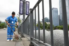 观山湖区900余名环卫工人有了安全“护身符”图片
