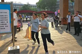高考结束，考生飞奔出场，迎接人生“下一程”图片