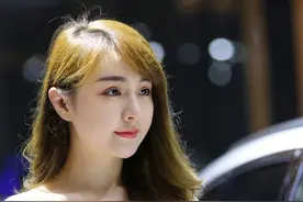 悦驾乐拍 | 可盐可甜！齐鲁国际车展上的美女车模图片