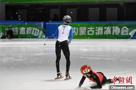 2024—2025赛季全国短道速滑冠军赛：选手激烈角逐图片