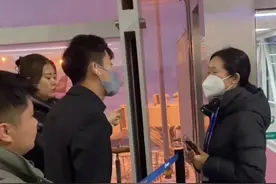 疑因航班延误男子自称垫底辣孩师兄维权，垫底辣孩回应：与该乘客素不相识图片