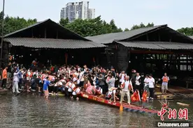 广州猎德村新龙舟举行骏水仪式图片