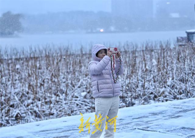 雪落明湖醉游人
