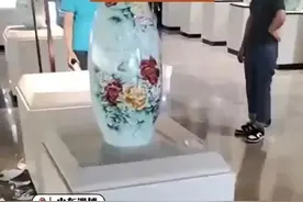免赔！小孩参观山东淄博一展馆打碎近12万元瓷瓶，律师分析图片