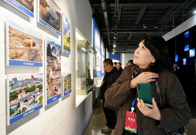 在采风中感受克拉玛依发展脉搏——“相聚油城·乐享游城·魅力友城”国际文化传播活动参访侧记