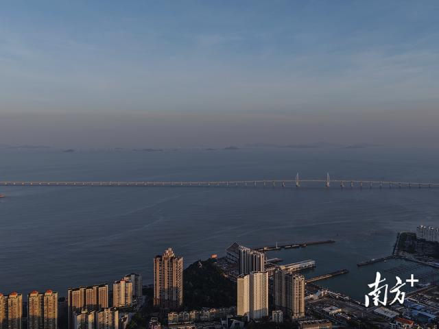 “桦加沙”过境后，珠海情侣路市民游客又多了起来｜一线直击