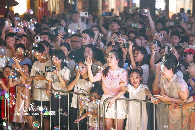湖北襄阳：古城“夜经济”红火