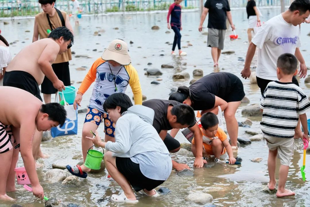 武汉人的夏天，一头扎进东湖的“浪”里！