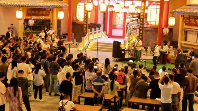 【当好东道主 办好文博会 】敦煌夜市：打造安全优质环境 喜迎文博盛会
