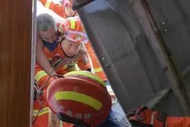 河源市区一自建房顶棚坍塌致1人受伤被困 受伤者获及时救治图片