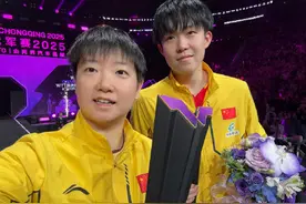 王楚钦孙颖莎冠军合影自拍图片