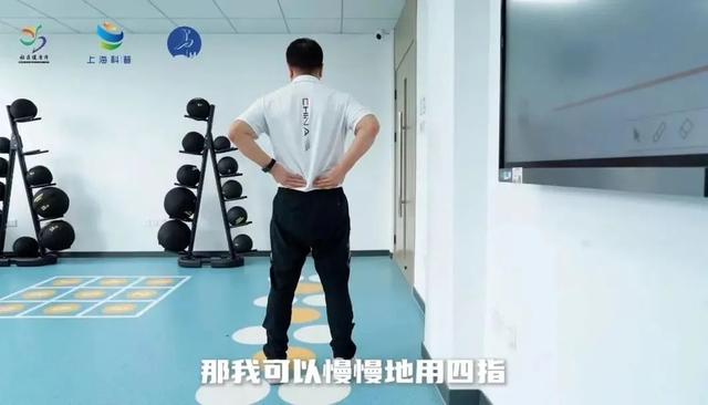 腰痛怎么办？试试这几个腰部拉伸动作丨春节健身处方