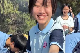 娄底千名中学生学校后山春游大展厨艺，“颠锅大厨”惊艳班主任，网友集体怀旧图片