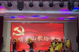这里的夕阳别样红，社区团队开展迎新表演图片