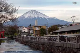 海量财经丨日元贬值购物打“7折”，有游客凌晨5点去商场排队,一个包便宜5000元图片